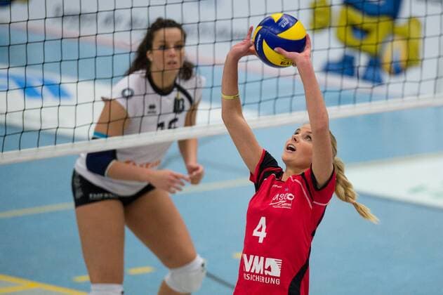 21.01.2015, Halle Berg Fidel, Muenster Volleyball, Bundesliga Frauen, USC Münster Muenster vs. Ladies in Black Aachen Zuspiel Tess von Piekartz ( 4 Muenster)