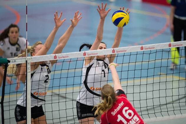 21.01.2015, Halle Berg Fidel, Muenster Volleyball, Bundesliga Frauen, USC Münster Muenster vs. Ladies in Black Aachen Block Doppelblock Maja Burazer ( 2 Aachen), Tatiana Crkonova ( 1 Aachen) - Angriff Julia Schaefer ( 16 Muenster)