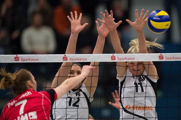21.01.2015, Halle Berg Fidel, Muenster Volleyball, Bundesliga Frauen, USC Münster Muenster vs. Ladies in Black Aachen Angriff Sarah Petrausch ( 7 Muenster) - Block Doppelblock Marija Pucarevic ( 12 Aachen), Simona Kosova ( 11 Aachen)