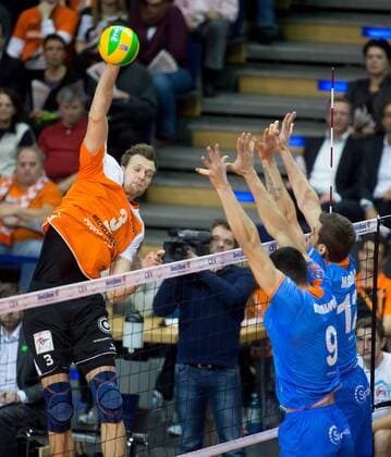 Berlin, Deutschland, 21.01.2015: Voleyball CEV Championsleague 2014 2015 - BR Volleys - Budvanska Rivijera Budva. Robert Kromm (BR Volleys 3) gegen den Block aus Petar Krsmanovic (Budva 9), Mladen Majdak (Budva 12)