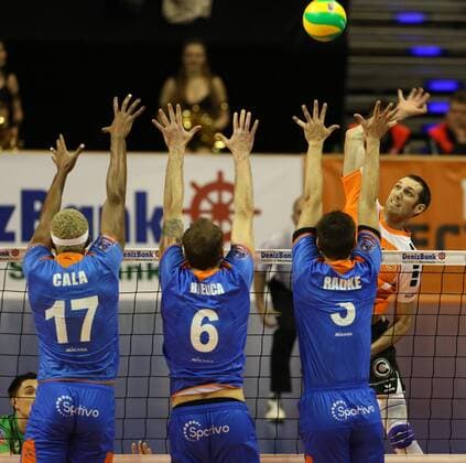 Scott Touzinsky im Angriff, Yosleyder Cala Gerardo, Novica Bjelica, Murilo Radke Aktion Spielszene Zweikampf Volleyball CEV DenizBank Championsleague Herren Saison 2014 2015 21.01.2015 BR Volleys Berlin vs. Budvanska Rivijera Budva