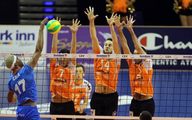 Yosleyder Cala Gerardo (Budva), vorne, hinten Kawika Shoji (BR Volleys), Tomas Kmet (BR Volleys), Scott Touzinsky (BR Volleys), BR Volleys Berlin-Budvanska Rivijera Budva Volleyball CEV Champions League 2014 2015, CEV Deniz Bank Herren, Männer, Maenner, men, Volleyball, Deutschland, Germany, Max-Schmeling-Halle Berlin, 21.1.2015