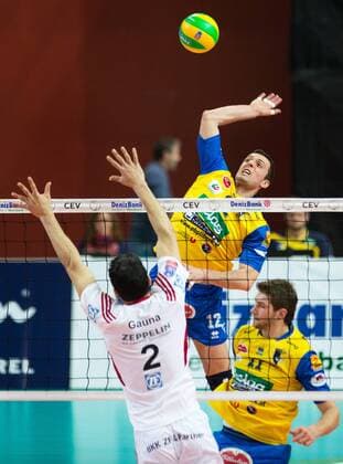 VOLLEYBALL - Aich Dob vs Friedrichshafen KLAGENFURT,AUSTRIA,21.JAN.15 - VOLLEYBALL - CEV, Champions League, SK Aich Dob vs VfB Friedrichshafen. Image shows Aleksandar Simeonov (Aich) and Maximiliano Gauna (Friedrichshafen).