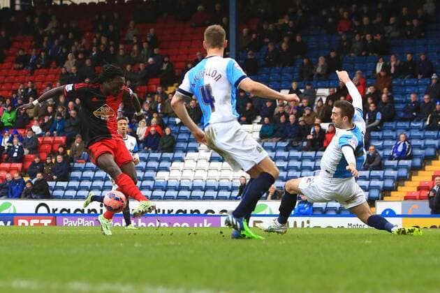 Aktuell Fußball, England, FA Cup, Blackburn Rovers - Swansea City Swansea s Bafetimbi Gomis miskicks a late first half chance on goal - Blackburn Rovers vs. Swansea - FA Cup Fourth Round - Ewood Park - Blackburn - 19 01 2015 Pic Philip Oldham Sportimage EDITORIAL USE ONLY. No use with unauthorised audio, video, data, fixture lists, club league logos or live services. Online in-match use limited to 120 images, no video emulation. No use in betting, games or single club league player publications.