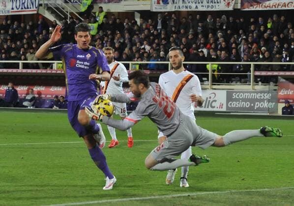 Florenz, Serie A - ACF Fiorentina (AC Florenz) vs AS Rom: Mario GOMEZ erzielt gegen Torwart Morgan De Sanctis das Tor zum 1:0 