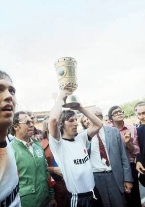 DFB Pokalsieger 1974 Eintracht Frankfurt - Jürgen Grabowski präsentiert den Pokal