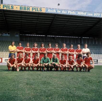 Kader 1. FC Kaiserslautern 1974 1975, hi.v.li.: Trainer Erich Ribbeck, Fritz Fuchs, Dietmar Schwager, Werner Melzer, Heinz Rudolf Weiler, Reinhard Meier, Peter Schwarz, Heinz Toppmöller, Ernst Diehl, Roland Sandberg, Masseur Koch, vorn: Josef Pirrung, Johannes Riedl, Hermann Bitz, Herbert Laumen, Torhüter Josef Stabel und Ronnie Hellström, Horst Bender, Helmut Nickel, Heinz Wilhelmi, Klaus Toppmöller