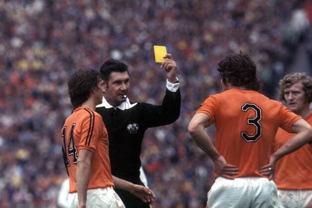 FIFA Schiedsrichter John Taylor (England) zeigt Wim van Hanegem die gelbe Karte, daneben Johan Cruijff und Wim Jansen (alle Niederlande)