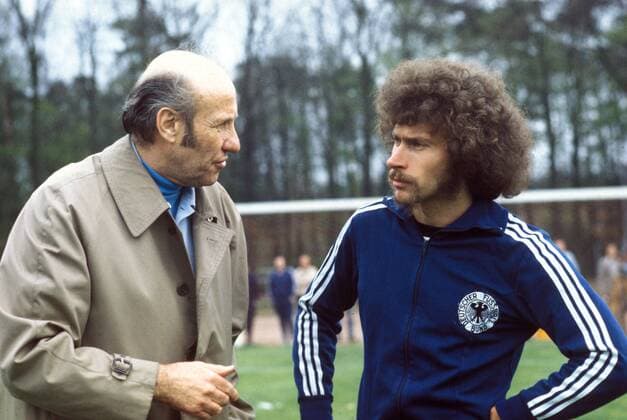 Bundestrainer Helmut Schön und Paul Breitner (beide BR Deutschland) im Gespräch