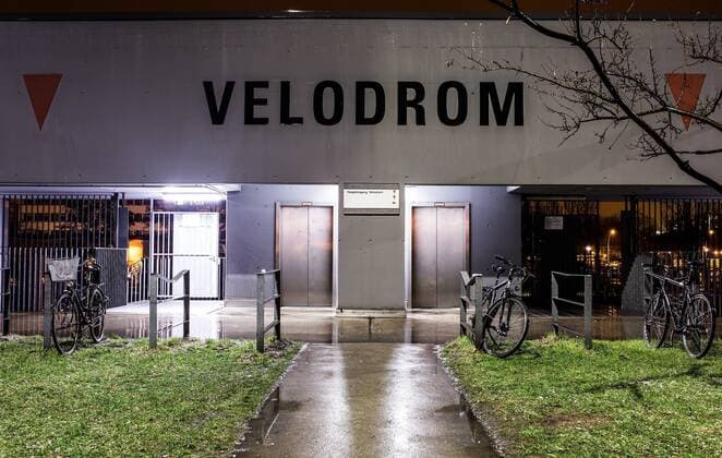 Berlin, Deutschland, 26.01.2015: Radsport - 104. Berliner Sechstagerennen Tag 4 Berliner Tag. Ein Eingang zum Velodrom bei Nacht an der Landsberger Allee