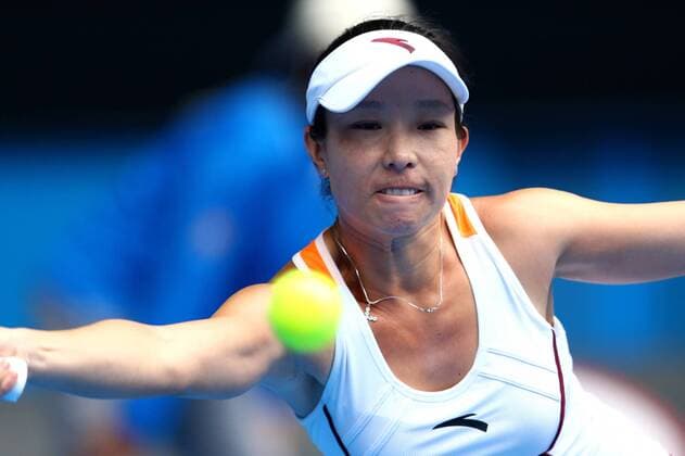 MELBOURNE, AUSTRALIA - JANUARY 27: (CHINA OUT) Jie Zheng of China plays a backhand during Women s Doubles quarter-finals on day nine of 2015 Australian Open at Melbourne Park on January 27, 2015 in Melbourne, Australia.  CFP462371845 