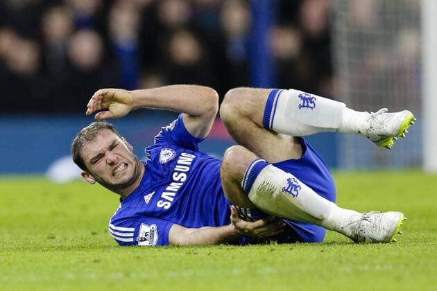 Aktuell FuÃŸball, England, League Cup, Halbfinale, FC Chelsea - FC Liverpool 27.01.2015. London, England. Capital One Cup Semi-Final 2nd leg. Chelsea versus Liverpool. Chelsea s Branislav Ivanovic in pain after a challenge xCraigxMercerx  ActionPlus11593014