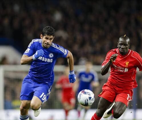 Aktuell FuÃŸball, England, League Cup, Halbfinale, FC Chelsea - FC Liverpool 27.01.2015. London, England. Capital One Cup Semi-Final 2nd leg. Chelsea versus Liverpool. Chelsea s Diego Costa in action chased down by Sakho of Liverpool xCraigxMercerx  ActionPlus11593017
