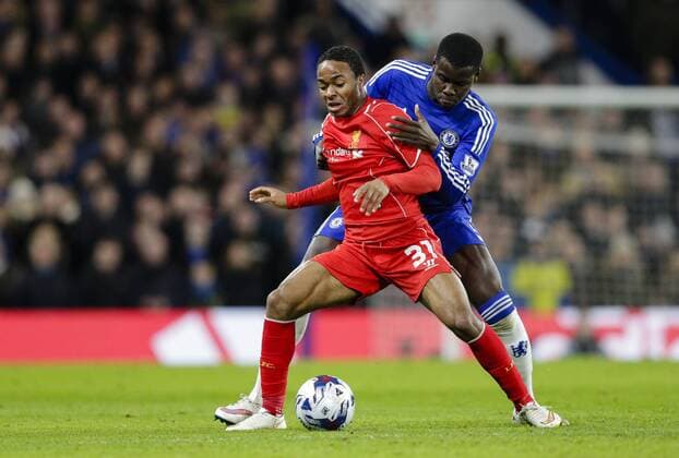 Aktuell FuÃŸball, England, League Cup, Halbfinale, FC Chelsea - FC Liverpool 27.01.2015. London, England. Capital One Cup Semi-Final 2nd leg. Chelsea versus Liverpool. Liverpool& x2019;s Raheem Sterling shields the ball from Chelsea& x2019;s Kurt Zouma xCraigxMercerx  ActionPlus11593020