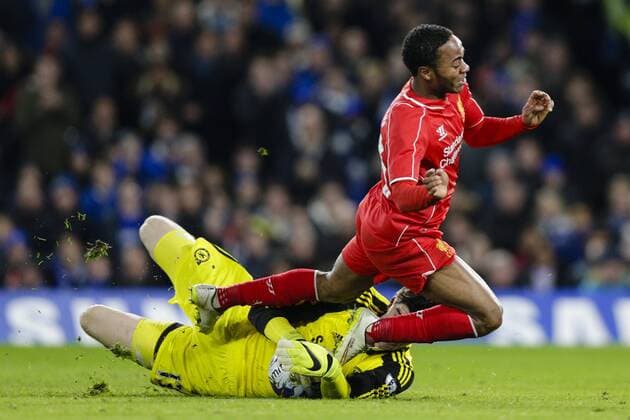 Aktuell FuÃŸball, England, League Cup, Halbfinale, FC Chelsea - FC Liverpool 27.01.2015. London, England. Capital One Cup Semi-Final 2nd leg. Chelsea versus Liverpool. Chelsea& x2019;s goalkeeper Thibaut Courtois makes a key save from Liverpool& x2019;s Raheem Sterling xCraigxMercerx  ActionPlus11593025