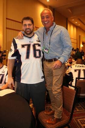 Aktuell American Football, NFL, Super Bowl XLIX, Media Day OT Sebastian Vollmer (Patriots) mit seinem ehemaligen Coach der Junioren-Auswahl Jeff Reinbold - Super Bowl XLIX New England Patriots Team-PK, Sheraton Arizona Grand Hotel