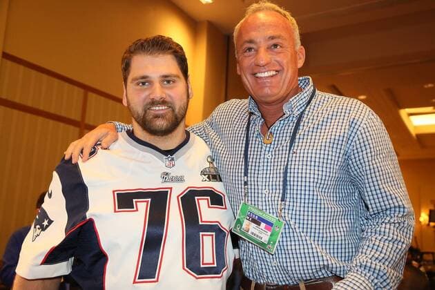 Aktuell American Football, NFL, Super Bowl XLIX, Media Day OT Sebastian Vollmer (Patriots) mit seinem ehemaligen Coach der Junioren-Auswahl Jeff Reinbold - Super Bowl XLIX New England Patriots Team-PK, Sheraton Arizona Grand Hotel