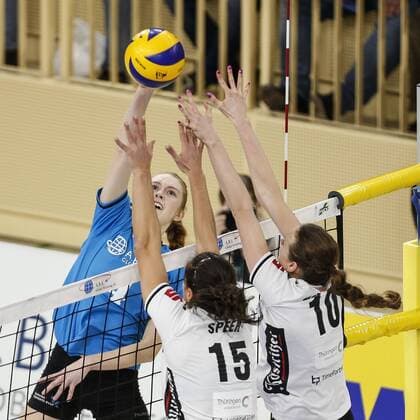 VC Wiesbaden - VolleyStars Thüringen Volleyball 1. Bundesliga Damen VC Wiesbaden - VolleyStars Thüringen am 28.01.2015 in der Sporthalle am Platz d. Dt. Einheit in Wiesbaden, TANJA GROSSER (4, VCW), CHRISTINA SPEER (15, VST), NIKOLA NEMCOVA (10, VST), (v.l.)