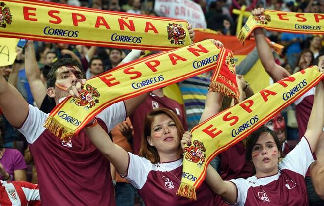 Handball Weltmeisterschaft 2015 Qatar - Doha Daenemark vs. Spanien, spanische Fans jubeln in Katar Shirt