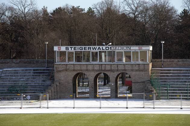 Erfurt , 290115 , Steigerwaldstadion Erfurt , Umbau zur zweitligatauglichen Arena , mehr als 300 Bäume wurden gefällt um das neue Stadion zu bauen, Marathontor , Südtribüne , Gästeblock , Alles wird abgerissen um Platz für den Stadionneubau zu ermöglichen