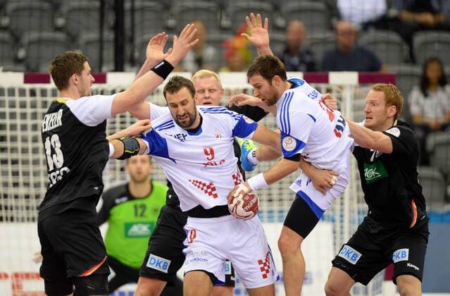 Handball Doha 30.01.2015 Weltmeisterschaften WM der Herren Männer Platzierungsspiel Deutschland (GER) - Kroatien (CRO) CUPIC Ivan (Kroatien, No.27) Stefan Kneer (Deutschland, No.02) re. VORI Igor (Kroatien, No.09) Patrick Wiencek (Deutschland, No.07) Hendrik Pekeler (Deutschland, No.13)