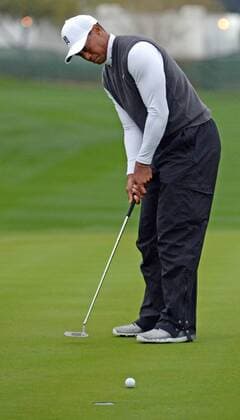 Tiger Woods watches his putt on the tenth hole of the second round of the Waste Management Phoenix Open at the Fairmont Scottsdale Princes golf course in Scottsdale, Arizona January 30, 2015.  PXP2015013004 ARTxFOXALL