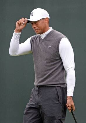 Tiger Woods tips his hat to the crowd after holing out on the sixteenth hole of the second round of the Waste Management Phoenix Open at the Fairmont Scottsdale Princes golf course in Scottsdale, Arizona January 30, 2015.  PXP2015013008 ARTxFOXALL