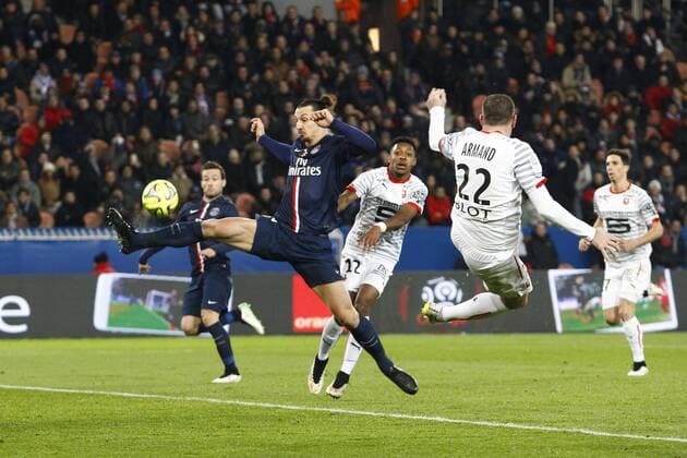 Zlatan Ibrahimovic (PSG) vs Sylvain Armand (Rennes) Steven Moreira (Rennes) FOOTBALL : Paris Saint Germain vs Rennes - Ligue 1 - 30 01 2015 GwendolineLeGoff Panoramic 