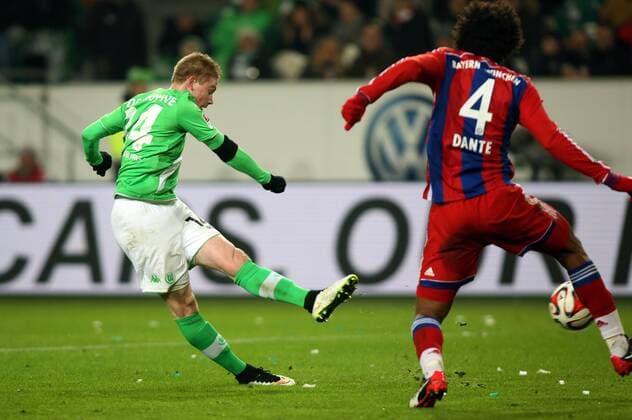 Kevin De Bruyne, Dante Zweikampf Aktion Spielszene Schuss Schuß zum Tor zum 4:1 durch Kevin De Bruyne VfL Wolfsburg - FC Bayern Muenchen München FCB Bundesliga DFL 30.01.2015 Fußball Fussball Volkswagen Arena Wolfsburg Herren Saison 2014 2015