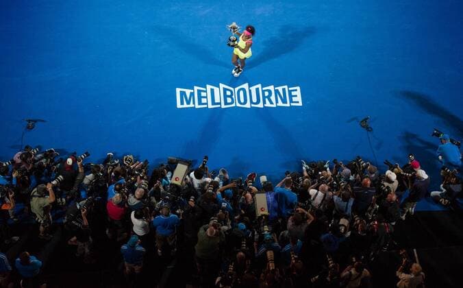 (150131) -- MELBOURNE, Jan. 31, 2015 -- Serena Williams of the United States poses with the trophy after winning her women s singles final match at the Australian Open tennis championship in Melbourne, Australia, Jan. 31, 2015. Williams won 2-0 to claim the title. ) (SP)AUSTRALIA-MELBOURNE-TENNIS-AUSTRALIAN OPEN-WOMEN S SINGLES FINAL BaixXue 