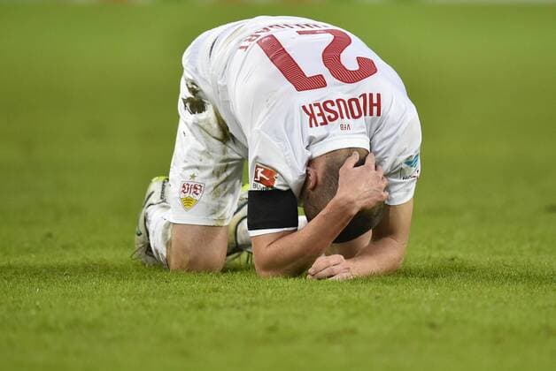 Adam Hlousek VfB Stuttgart enttäuscht Enttäuschung am Boden VfB Stuttgart gegen Borussia Mönchengladbach BMG Fußball Herren GER 1. Bundesliga Spieltag 18 18. Spieltag Saison 2014 2015 Stuttgart Mercedes-Benz Arena 31.01.2015 VfB Stuttgart gegen Borussia Mönchengladbach BMG