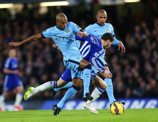 31.01.2015. London, England. Barclays Premier League. FC Chelsea vs. Manchester City. Manchester City midfielder Fernandinho (25) challenges Chelsea midfielder Eden Hazard (10) xChakirxDahmanix  ActionPlus11593858