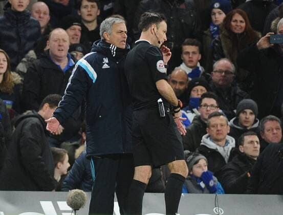 Football - 2014 2015 Premier League - Chelsea vs. Manchester City Chelsea manager Jose Mourinho argues with Referee Mark Clattenburg at Stamford Bridge. COLORSPORT ANDREW COWIE 