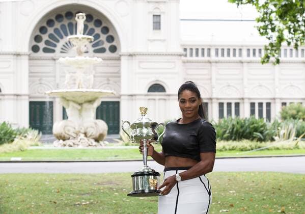 (150201) -- MELBOURNE, Feb. 1, 2015 -- 2015 Australian Open women s singles champion Serena Williams of the U.S. poses for photos with the Daphne Akhurst Memorial Cup (women s singles trophy) in front of Royal Exhibition Building at Carlton Gardens in Melbourne, Australia, Feb. 1, 2015. ) (SP)AUSTRALIA-MELBOURNE-SERENA WILLIAMS BaixXue 