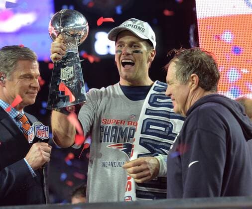 New England Patriots Tom Brady holds up the Vince Lombardi Trophy next to Head Coach Bill Belichick (R) after defeating the Seattle Seahawks 28-24 to winn Super Bowl XLIX at University of Phoenix Stadium in Glendale, Arizona, February 1, 2015.  SBP20150201098 KEVINxDIETSCH