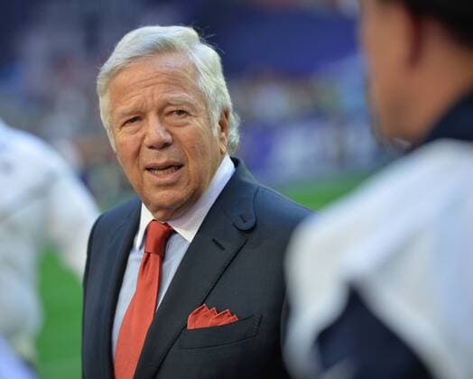 New England Patriots owner Robert Kraft (L) talks with a player before Super Bowl XLIX against the Seattle Seahawks at University of Phoenix Stadium in Glendale, Arizona, February 1, 2015.  SBP20150201019 KEVINxDIETSCH