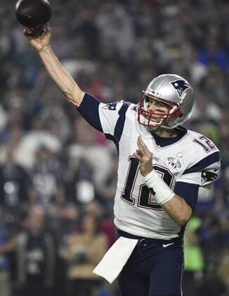 New England Patriots QB Tom Brady throws against the Seattle Seahawks in the third quarter of Super Bowl XLIX at University of Phoenix Stadium in Glendale, Arizona, February 1, 2015.  SBP20150201076 KEVINxDIETSCH
