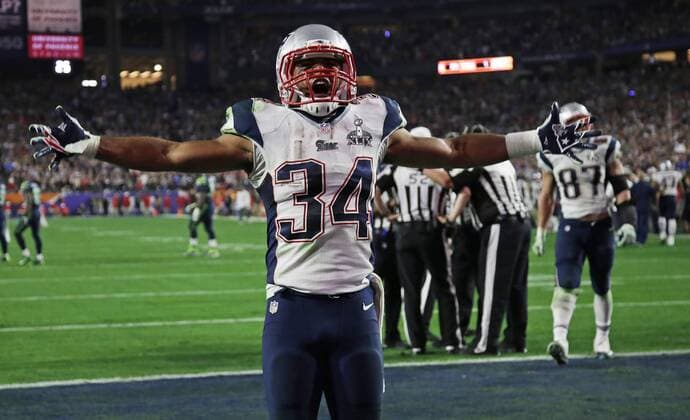 New England Patriots running back Shane Vereen celebrates with seconds to go in the fourth quarter against the Seattle Seahawks at Super Bowl XLIX at University of Phoenix Stadium in Glendale, Arizona, February 1, 2015. New England beat Seattle 28-24 to win the Lombardi trophy and Super Bowl XLIX.  SBP20150201370 JOHNxANGELILLO
