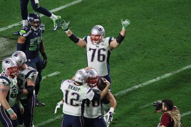 Sebastian Vollmer (76, Patriots) feiert mit QB Tom Brady (12, Patriots) den Super Bowl Sieg - Super Bowl XLIX, Seattle Seahawks vs. New England Patriots, University of Phoenix Stadium, Phoenix