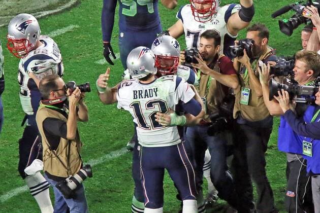 Sebastian Vollmer (76, Patriots) feiert mit QB Tom Brady (12, Patriots) den Super Bowl Sieg - Super Bowl XLIX, Seattle Seahawks vs. New England Patriots, University of Phoenix Stadium, Phoenix