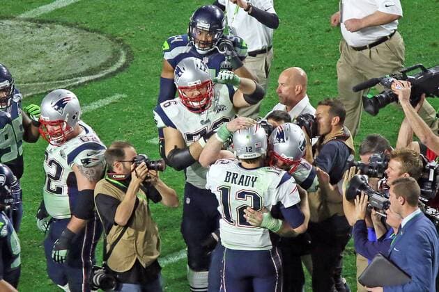Sebastian Vollmer (76, Patriots) feiert mit QB Tom Brady (12, Patriots) den Super Bowl Sieg - Super Bowl XLIX, Seattle Seahawks vs. New England Patriots, University of Phoenix Stadium, Phoenix