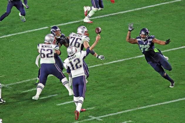 OT Sebastian Vollmer (76, Patriots) gibt QB Tom Brady (12) genug Zeit einen Pass zu werfen - Super Bowl XLIX, Seattle Seahawks vs. New England Patriots, University of Phoenix Stadium, Phoenix