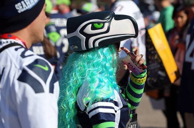 01 February 2015: A Seattle Seahawks fan walks outside before the start of Super Bowl XLIX between the Seattle Seahawks and the New England Patriots at University of Phoenix Stadium in Glendale, Az. NFL American Football Herren USA FEB 01 Super Bowl XLIX - Patriots v Seahawks Icon3171502010297 EDITORIAL USE ONLY