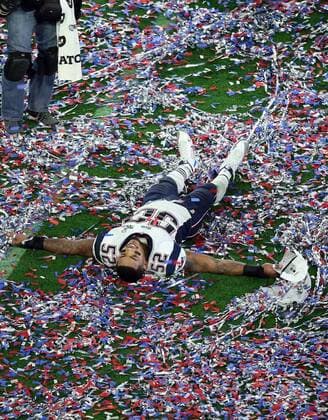 01 February 2015: New England Patriots outside linebacker Jonathan Casillas 52 celebrates in the confetti after winning Super Bowl XLIX at University of Phoenix Stadium in Glendale, Az. The New England Patriots beat the Seattle Seahawks 28-24. NFL American Football Herren USA FEB 01 Super Bowl XLIX - Patriots v Seahawks Icon3171502013541 EDITORIAL USE ONLY