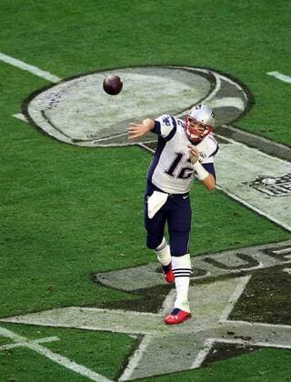 01 February 2015: New England Patriots quarterback Tom Brady 12 passes during the first half of Super Bowl XLIX between the Seattle Seahawks and the New England Patriots at University of Phoenix Stadium in Glendale, Az. NFL American Football Herren USA FEB 01 Super Bowl XLIX - Patriots v Seahawks Icon3171502010995 EDITORIAL USE ONLY