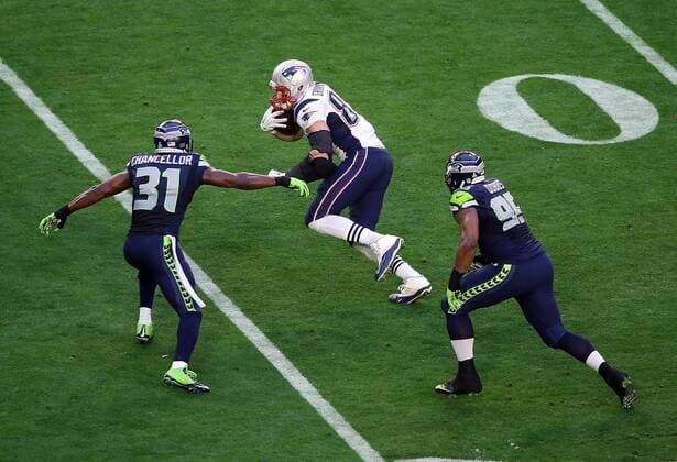 01 February 2015: New England Patriots tight end Rob Gronkowski 87 runs past Seattle Seahawks strong safety Kam Chancellor 31 (left) and defensive end Demarcus Dobbs 95 during the first half of Super Bowl XLIX between the Seattle Seahawks and the New England Patriots at University of Phoenix Stadium in Glendale, Az. NFL American Football Herren USA FEB 01 Super Bowl XLIX - Patriots v Seahawks Icon3171502011039 EDITORIAL USE ONLY