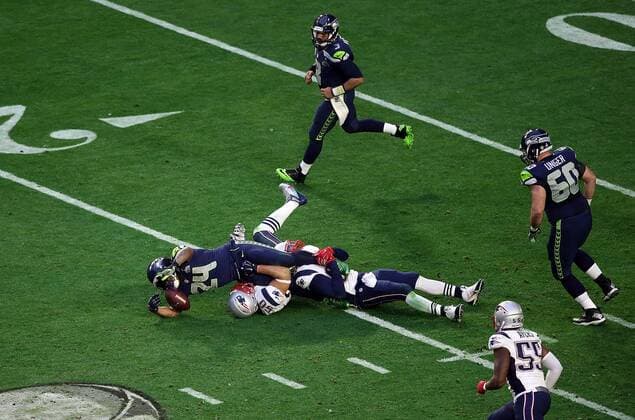 01 February 2015: Seattle Seahawks running back Marshawn Lynch 24 stretches for extra yardage during the first half of Super Bowl XLIX between the Seattle Seahawks and the New England Patriots at University of Phoenix Stadium in Glendale, Az. NFL American Football Herren USA FEB 01 Super Bowl XLIX - Patriots v Seahawks Icon3171502011422 EDITORIAL USE ONLY