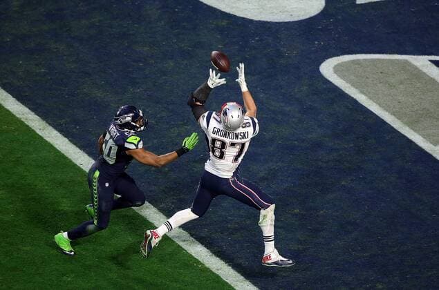 01 February 2015: New England Patriots tight end Rob Gronkowski 87 hauls in a touchdown pass over Seattle Seahawks outside linebacker K.J. Wright 50 during the first half of Super Bowl XLIX between the Seattle Seahawks and the New England Patriots at University of Phoenix Stadium in Glendale, Az. NFL American Football Herren USA FEB 01 Super Bowl XLIX - Patriots v Seahawks Icon3171502011720 EDITORIAL USE ONLY