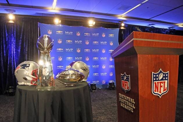 Vince Lombardi Trophy und der silberne Ball des wertvollsten Spielers liegen bereit - Super Bowl XLIX Winner New England Patriots Pressekonferenz, Convention Center Phoenix