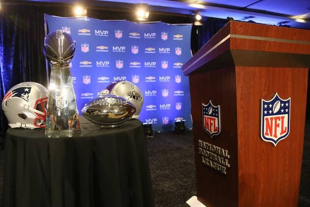 Vince Lombardi Trophy und der silberne Ball des wertvollsten Spielers liegen bereit - Super Bowl XLIX Winner New England Patriots Pressekonferenz, Convention Center Phoenix